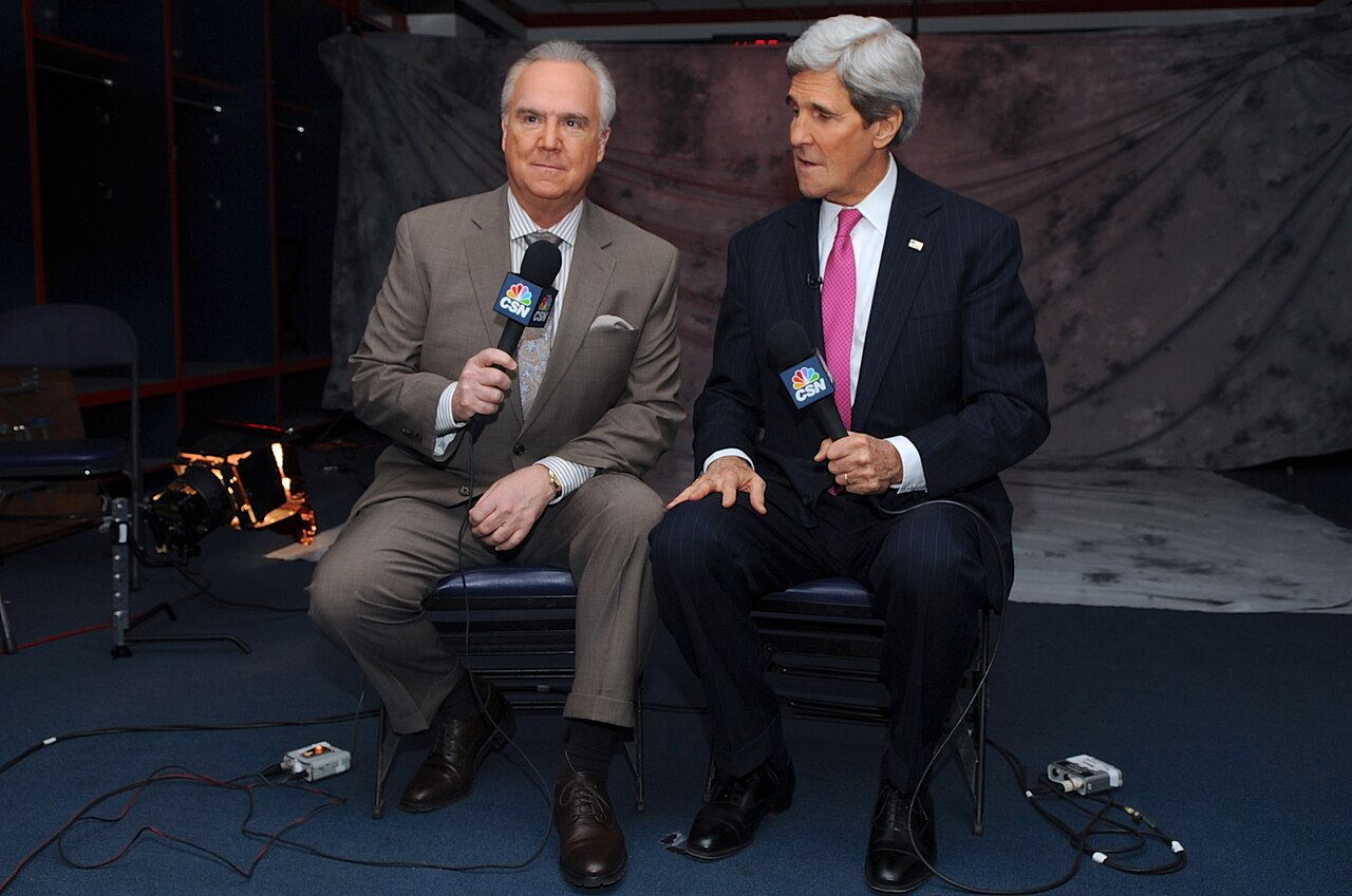 Comcast Applies Capture-Recapture to Frontier AI — Secretary Kerry is Interviewed by Comcast Sports Network Reporter Koken Before Capitals Game (12354551234)